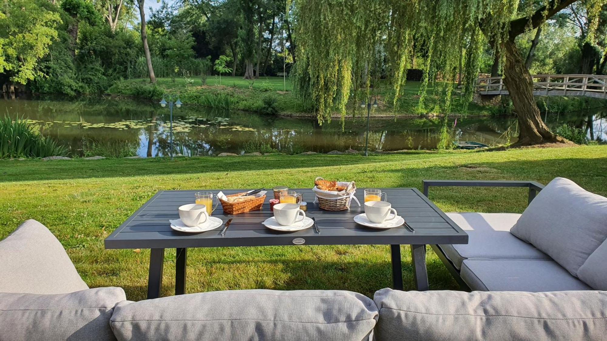Au Fil De L'Eau Bed & Breakfast La Chapelle-Saint-Aubin Bagian luar foto
